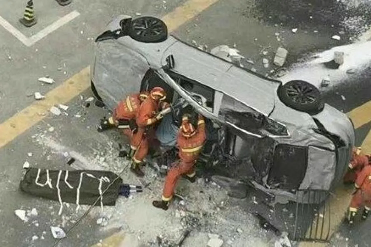 Automobil pao s trećeg kata zgrade, dvojica test vozača poginula na mjestu