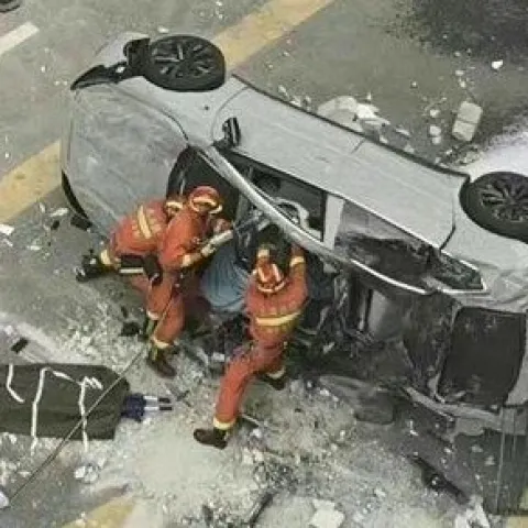 Automobil pao s trećeg kata zgrade, dvojica test vozača poginula na mjestu