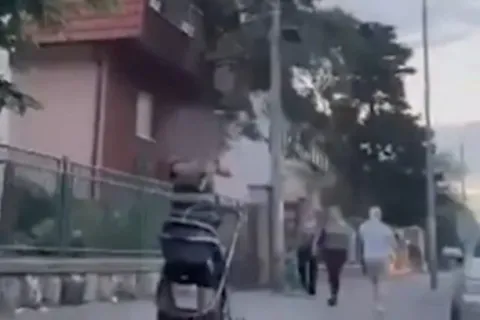 Mu&scaron;karac divljački vikao na bebu na ulici