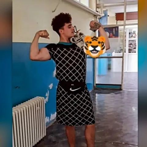 Škola u Srbiji zabranila kratke hlače, učenik došao u haljini