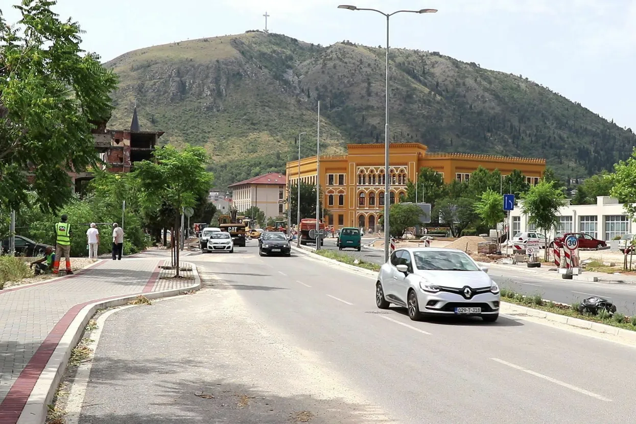 MOSTAR, 3. srpnja (FENA) &ndash; Dva velika cestovna infrastrukturna projekta u Mostaru, uređenje kružnog toka na &Scaron;panjolskom trgu i rekonstrukcija Avenije, ovih dana privode se kraju.(Foto FENA/ES)