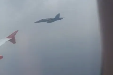 Bliski susret putničkog i borbenog aviona