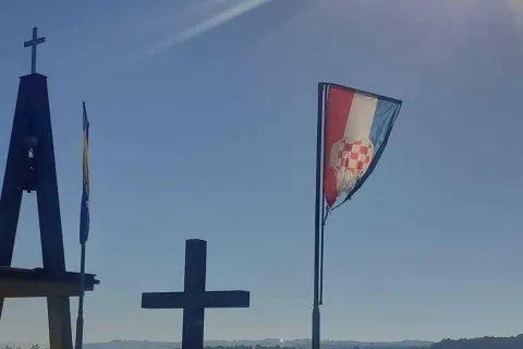 Ponovno uni&scaron;tena hrvatska zastava u Jelahu kod Te&scaron;nja