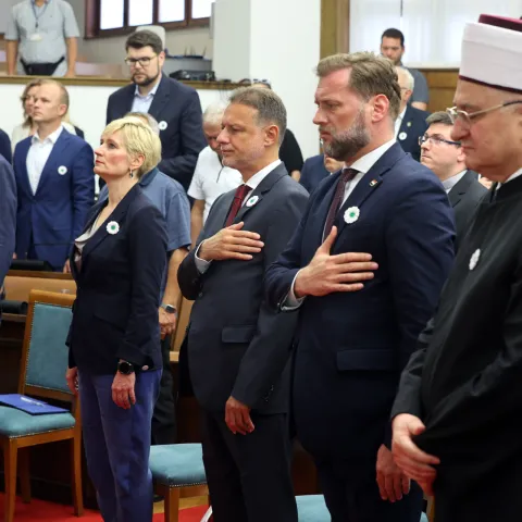 Zagreb, 6.7.2022 - Predsjednik Hrvatskog sabora Gordan Jandroković nazočio je na komemorativnom skupu u povodu obilježavanja 11. srpnja - Dana sjećanja na genocid u Srebrenici. Na slici Luka Korlaet, Melita Mulić, Gordan Jandroković, Mario Banožić i Aziz Hasanović.