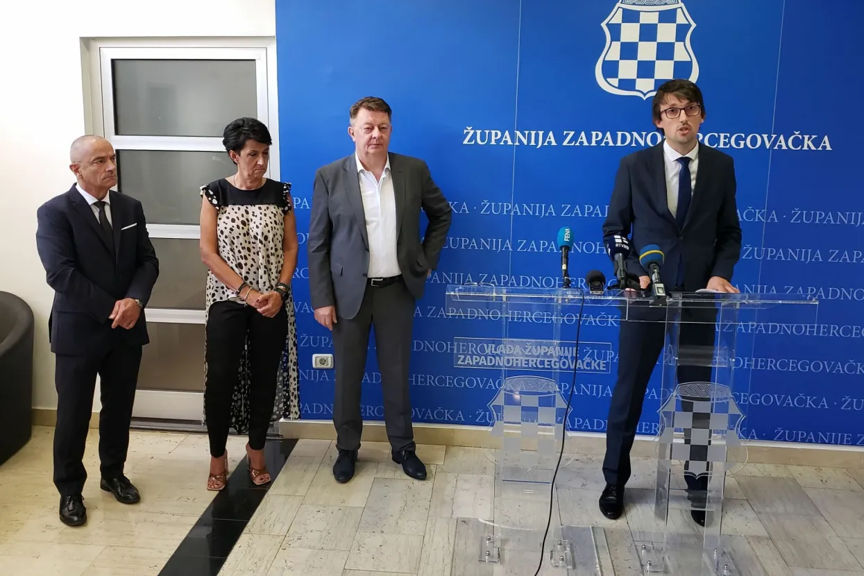 &Scaron;IROKI BRIJEG, 6. srpnja (FENA) - Zakonom o za&scaron;titi obitelji s djecom Zapadnohercegovačke županije (ZHŽ), koji je županijska vlada uputila u skup&scaron;tinsku proceduru, predviđena je mjesečna novčana naknada od 500 maraka obiteljima za svako treće i sljedeće dijete do navr&scaron;ene sedme godine života. (Foto FENA/Denis Leko)