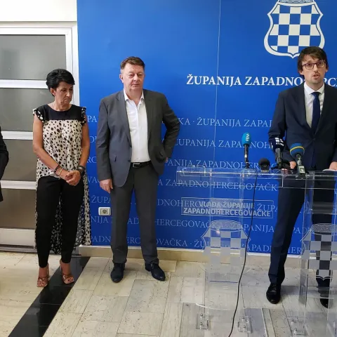 &Scaron;IROKI BRIJEG, 6. srpnja (FENA) - Zakonom o za&scaron;titi obitelji s djecom Zapadnohercegovačke županije (ZHŽ), koji je županijska vlada uputila u skup&scaron;tinsku proceduru, predviđena je mjesečna novčana naknada od 500 maraka obiteljima za svako treće i sljedeće dijete do navr&scaron;ene sedme godine života. (Foto FENA/Denis Leko)