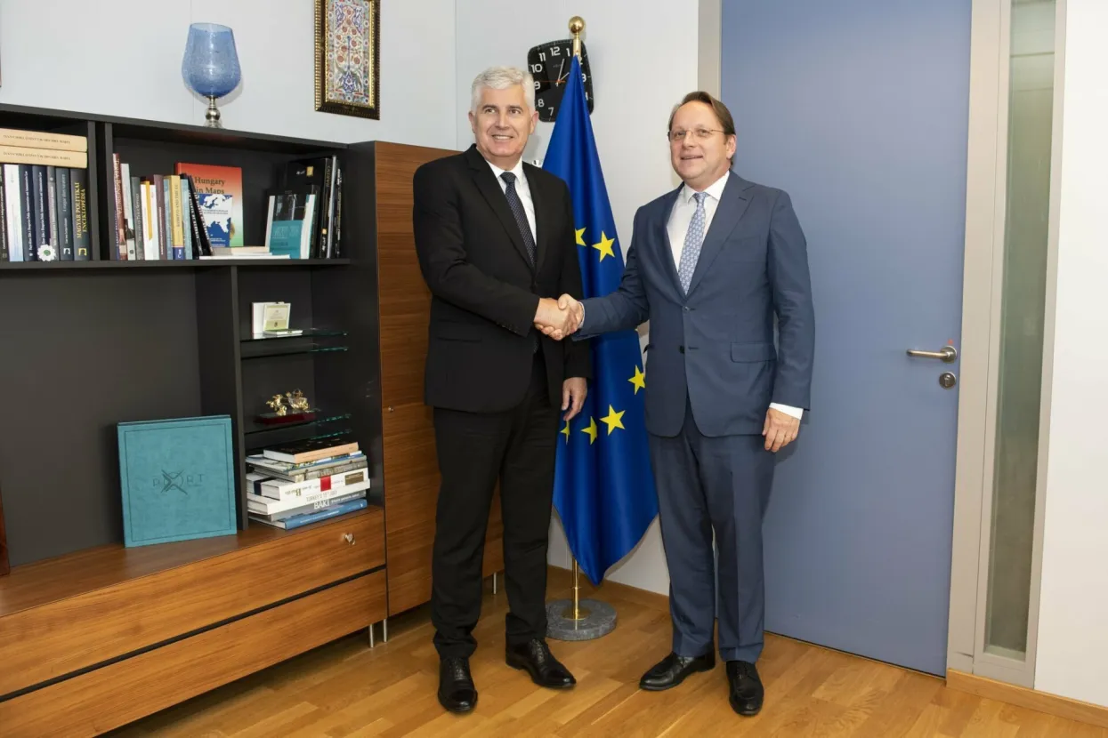 Dragan Čović i&nbsp;Oliver&nbsp;Varhelyi