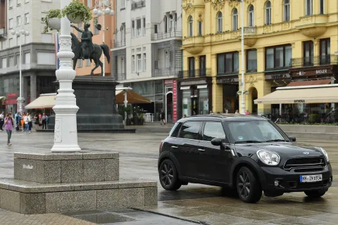 07.07.2022., Zagreb - Turist iz Njemacke pratio navigaciju i dosao iz Jurisiceve ulice na trg bana Josipa Jelacica, pa se nasred trga okrenuo i otisao u Cesarcevu ulicu.&nbsp;
