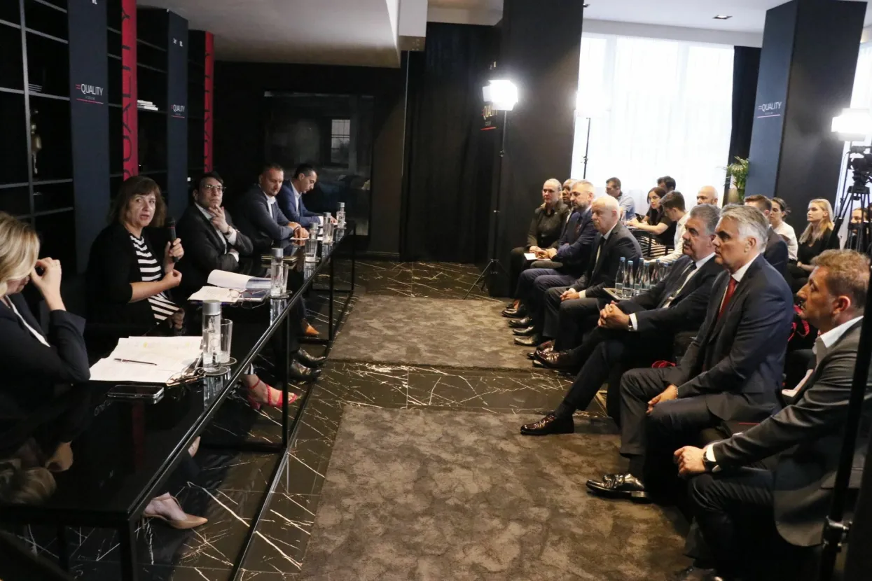 MOSTAR, 7. srpnja (FENA) &ndash; U Aluminij Industriji u Mostaru počeo je 2. Forum o jednakopravnosti kojega organiziraju M. T. Abraham Groupa i Večernji list BiH, a na kojoj se govori o temi jednakopravnosti u svim segmentima i načinu poticanja društvenih promjena. Foto FENA/Emanuel Soča