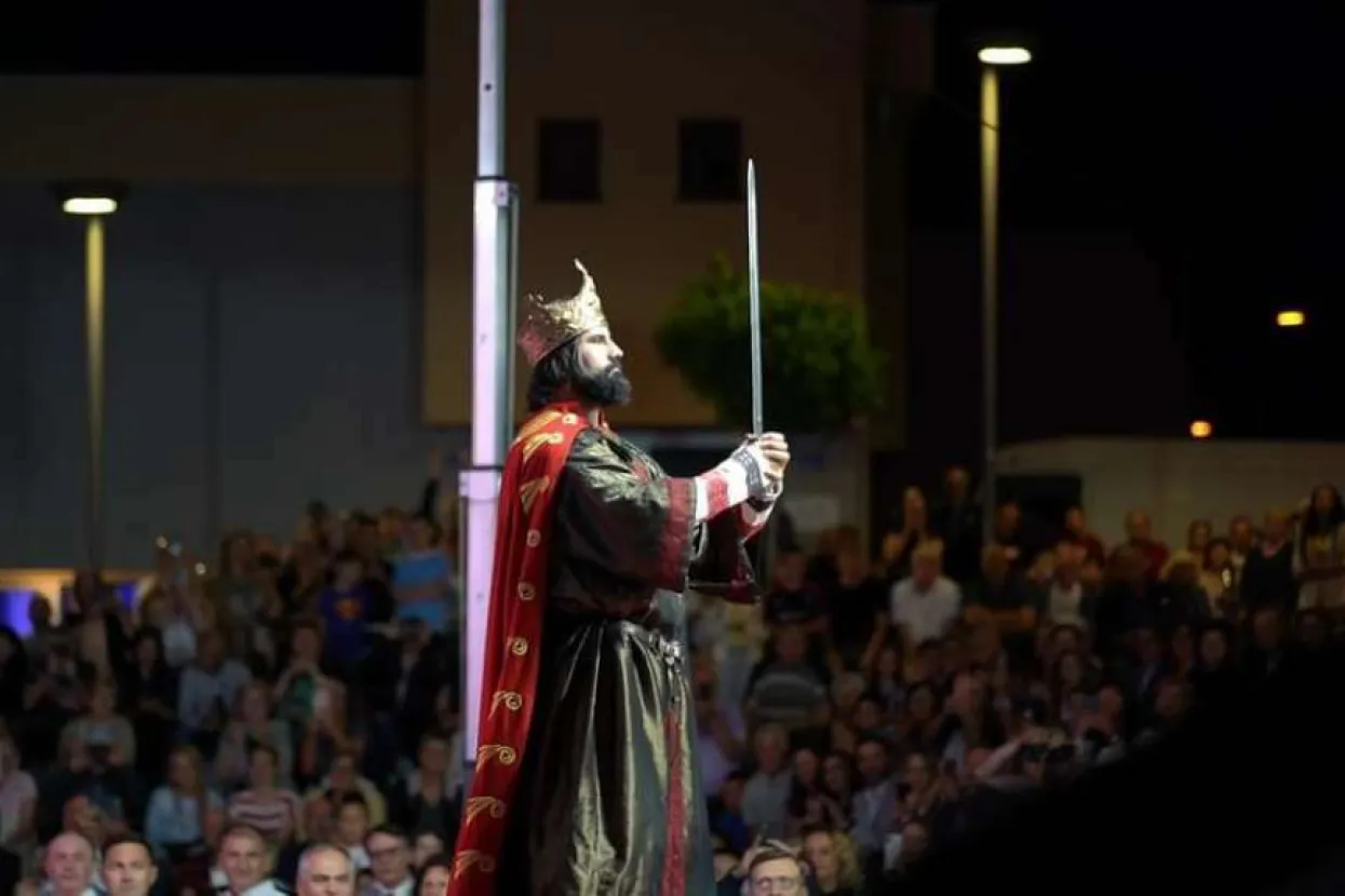 Na glazbeno scenskom spektaklu "Ususret 1100. obljetnici hrvatskog kraljevstva i krunidbe kralja Tomislava na Duvanjskom polju" predstavljeni su kraljevska kruna, odora i mač kralja Tomislava