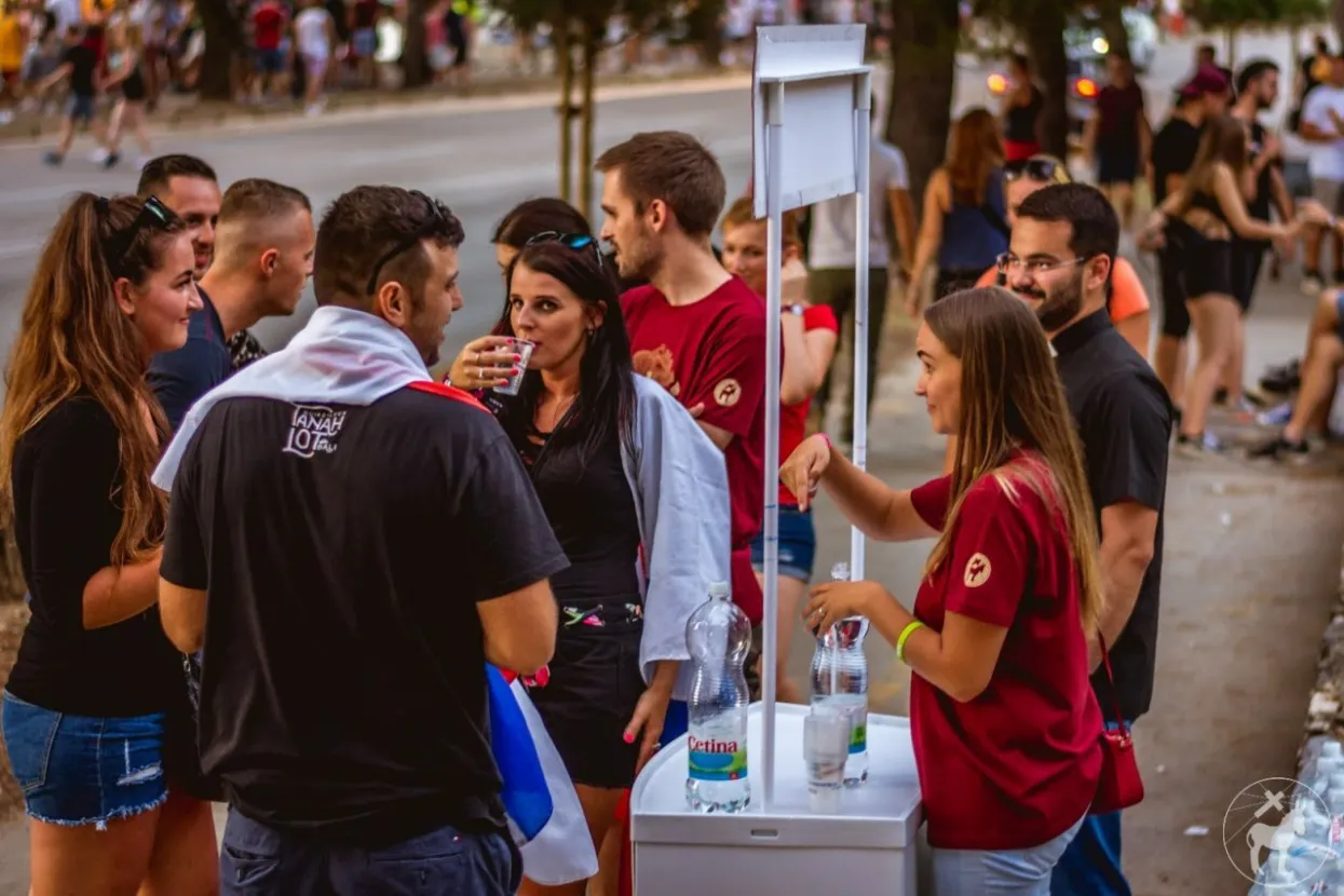 Dijeljenje besplatne vode sastavni je dio evangelizacije na Ultri