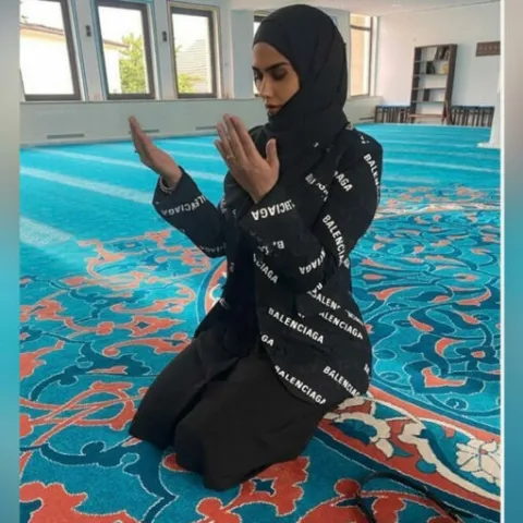 Treća žena pokojnog muftije Zukorlića čestitala Bajram u Balenciaga sakou od 10.000 dolara