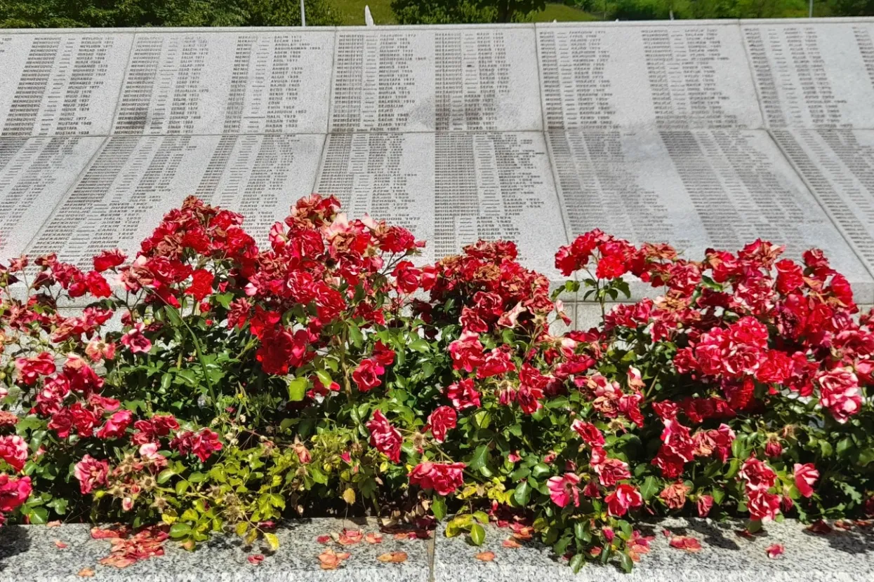 Potočari, 03.07.2021. - Memorijalni centar Srebrenica - Potočari u očekivanju 26. Dana sjećanja na genocid u Srebrenici. Na fotografiji Zid sjećanja u Memorijalnom centru u Potočarima.