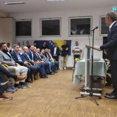 Izetbegović u Stuttgartu: Glasajte protiv ovih politika koje nas sputavaju desetljećima, blizu smo cilja u RS-u