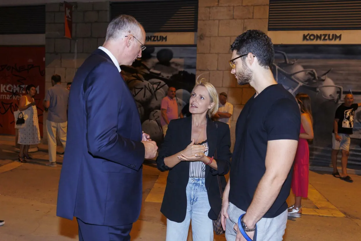 10.07.2022., Split - "Gospodin savrseni" Toni Sculac i njegova odabranica Stankica Stojanovic popricali su s novoizabranim gradonacelnikom Ivicom Puljkom ispred njegovog stozera. Photo: Miroslav Lelas/PIXSELL