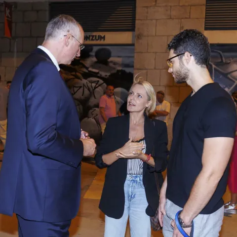 10.07.2022., Split - "Gospodin savrseni" Toni Sculac i njegova odabranica Stankica Stojanovic popricali su s novoizabranim gradonacelnikom Ivicom Puljkom ispred njegovog stozera. Photo: Miroslav Lelas/PIXSELL
