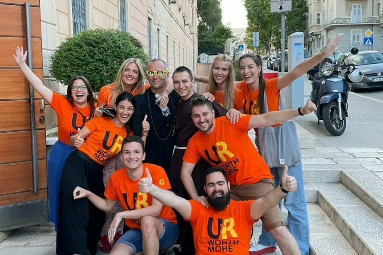 Evangelizatori s Ultre (p. Horvat s naočalama u sredini)