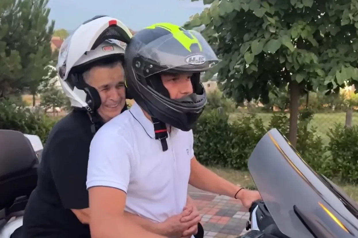 Dra&scaron;ko Stanivuković s bakom na motociklu