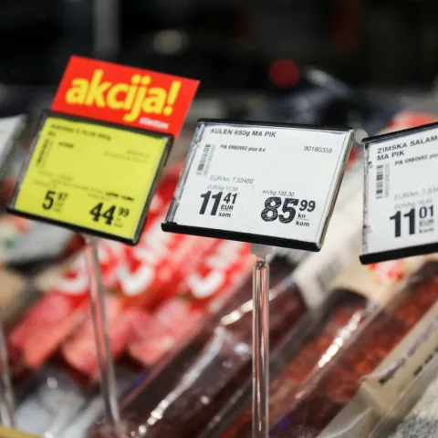 14.07.2022., Zagreb - Konzum je od ovog tjedna poceo prikazivati cijene u kunama i u eurima te iznos fiksnog tecaja konverzije, koji iznosi 7,53450 kuna za euro. Photo: Emica Elvedji/PIXSELL