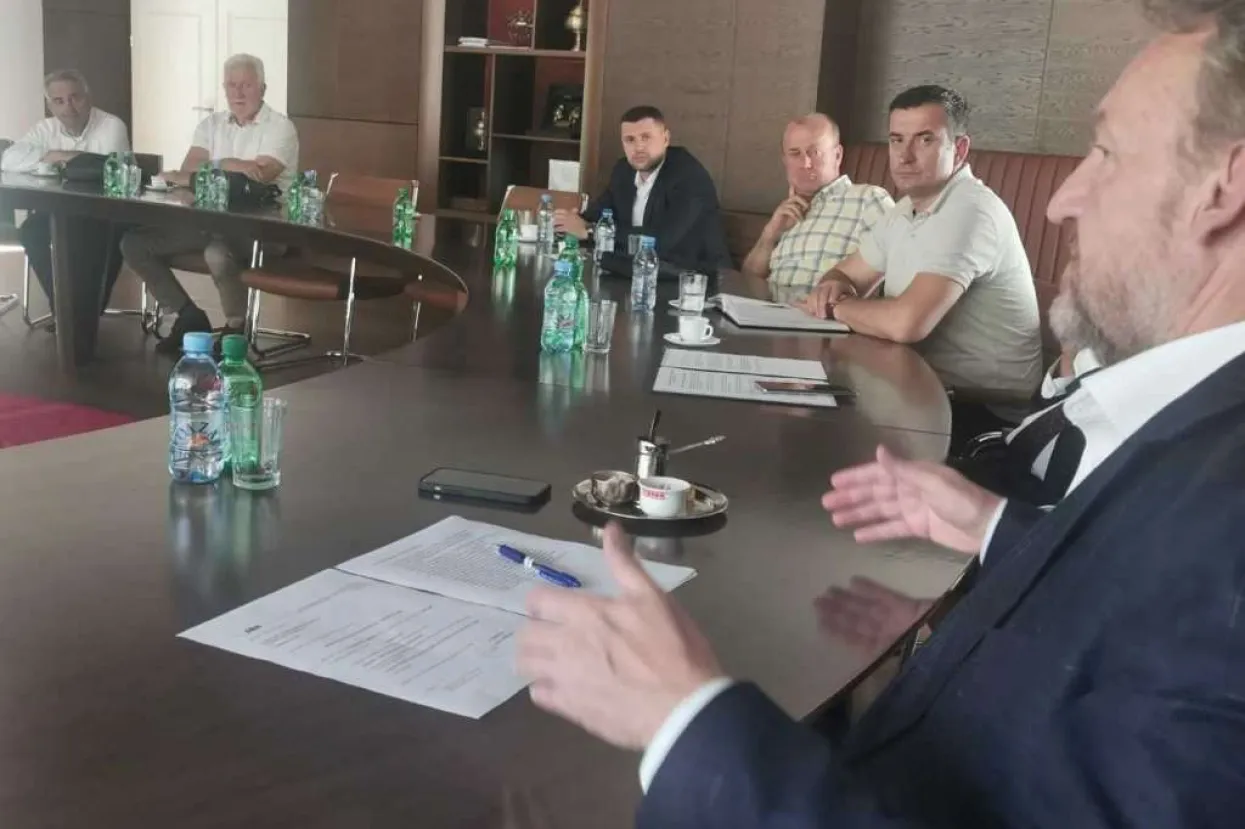 Izetbegović s Novalićem i načelnicima općina iz SDA