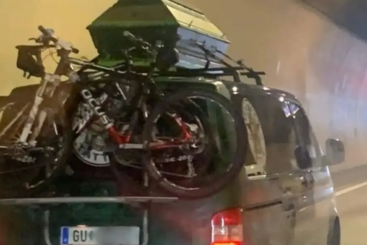 Na krov automobila postavio lijes