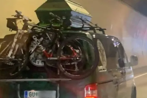 Na krov automobila postavio lijes