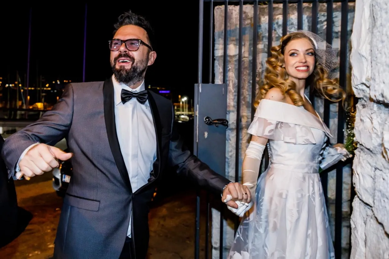 19.02.2022., Split - Vjencanje Hane Huljic i Petra Grase. Dolazak mladenaca u restoran Adriatic. PhotoZvonimir Barisin/PIXSELL (19.02.2022., Split - Vjencanje Hane Huljic i Petra Grase. Dolazak mladenaca u restoran Adriatic. PhotoZvonimir Barisin/