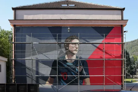 20.07.2022., Mostar, Bosna i Hercegovina - Na zidu Fakulteta prirodoslovno-matematickih i odgojnih znanosti Sveucilista u Mostaru osvanuo je mural posvecen Luki Modricu. Potpisani autori su Stipe i Jozo.