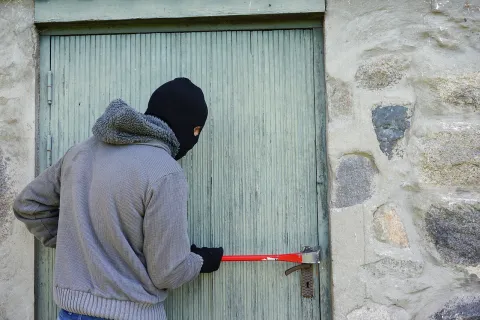 Lopov provaljuje u kuću - Ilustracija