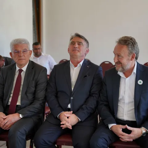 20.07.2022., Kozarac, Prijedor, BiH &ndash; Na Dan sjecanja na zrtve Prijedora, u Kozarcu je pokopano 16 zrtava ubijenih u zlocinima tijekom rata u BiH, 1992. i 1993. godine. Ukopu su prisustvovali brojni visoki uzvanici, izmedju ostalih i clanovi Predsjednistva BiH, Sefik Dzaferovic i Zeljko Komsic, predsjednik SDS Bakir Izetbegovic, reisu-l-ulema Islamske zajednice u BiH Husein Kavazovic i mnogi drugi. Nakon predstavljanja idejnog rjesenja za buduci memorijalni centar "Kamicani" uzvanici su posjetili izlozbu predmeta i materijalnih vrijednosti koji su nadjeni prilikom iskopavanja grobnica, a pripadaju zrtvama.
Photo: Dejan Rakita/PIXSELL