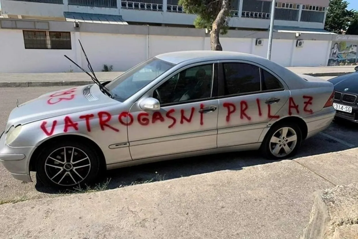 Automobilom blokirao vatrogasce