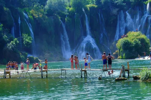 Strani turisti oduševljeni vodopadom Kravica