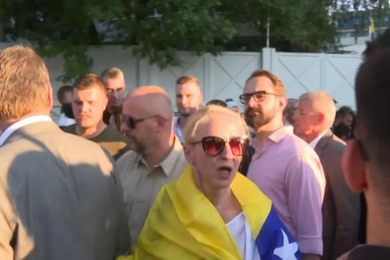 Sebija Izetbegović u razgovoru s prosvjednicom