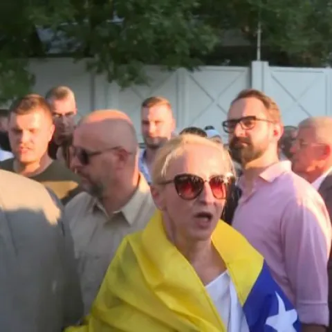 Sebija Izetbegović u razgovoru s prosvjednicom