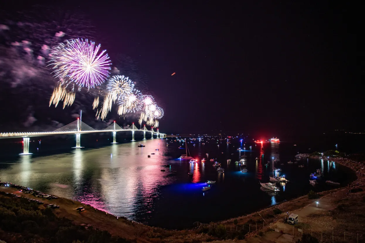 Komarna, 26.07.2022 - Velikim vatrometom na kraju svečanosti otvaranja Pelje&scaron;kog mosta zavr&scaron;eno je spajanje južnog dijela Hrvatske s ostatkom domovine.
foto HINA/ Damir SENČAR/ ds