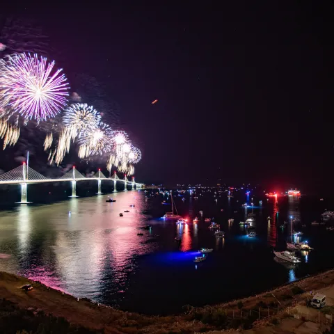 Komarna, 26.07.2022 - Velikim vatrometom na kraju svečanosti otvaranja Pelje&scaron;kog mosta zavr&scaron;eno je spajanje južnog dijela Hrvatske s ostatkom domovine.
foto HINA/ Damir SENČAR/ ds