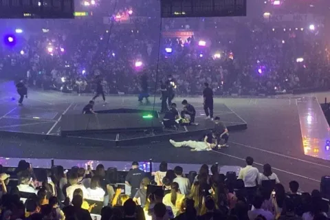 Ekran pao na plesače u Hong Kongu