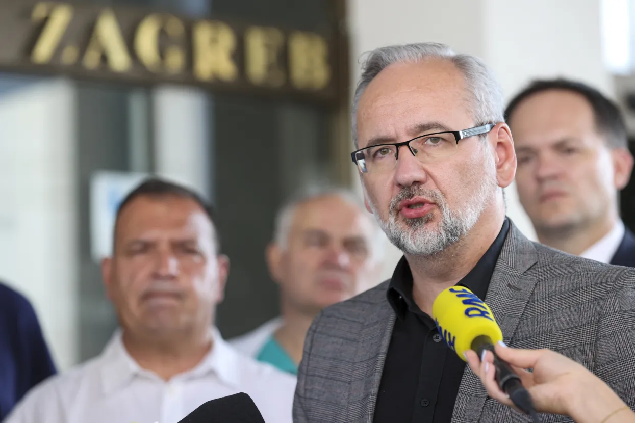 Zagreb, 06.08.2022 - Hrvatski ministar zdravstva Vili Bero&scaron; sastao se u KBC Zagreb s poljskim kolegom Adamom Niedzielskim. Dvojica ministra obi&scaron;li su ozlijeđene u prometnoj nesreći koji su smje&scaron;teni u KBC Zagreb i nakon toga dali izjavu za medije.