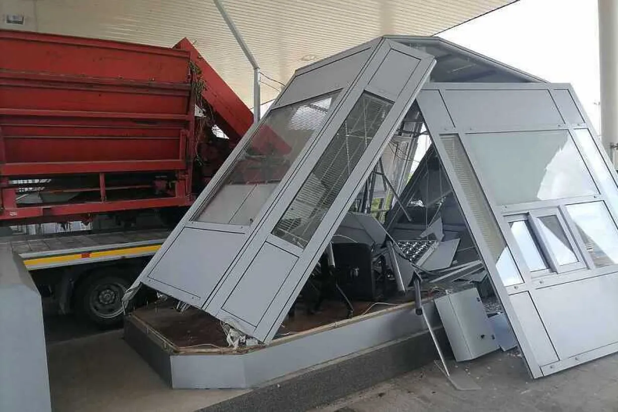 Kamion uništio naplatnu kućicu na autoputu kod Doboja