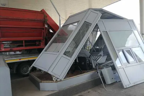 Kamion uništio naplatnu kućicu na autoputu kod Doboja