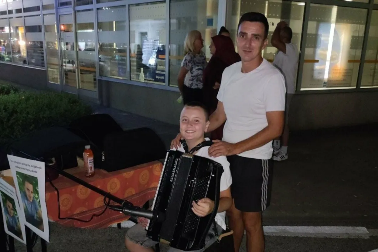 Dječak svirao harmoniku kako bi prikupio novac za liječenje sugrađanina