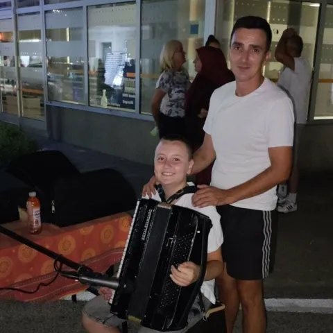 Dječak svirao harmoniku kako bi prikupio novac za liječenje sugrađanina
