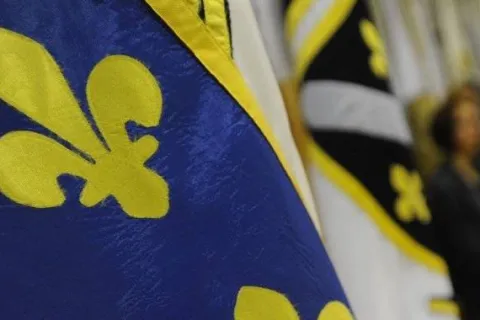 Kažnjene tri osobe zbog isticanja zastave s ljiljanima
