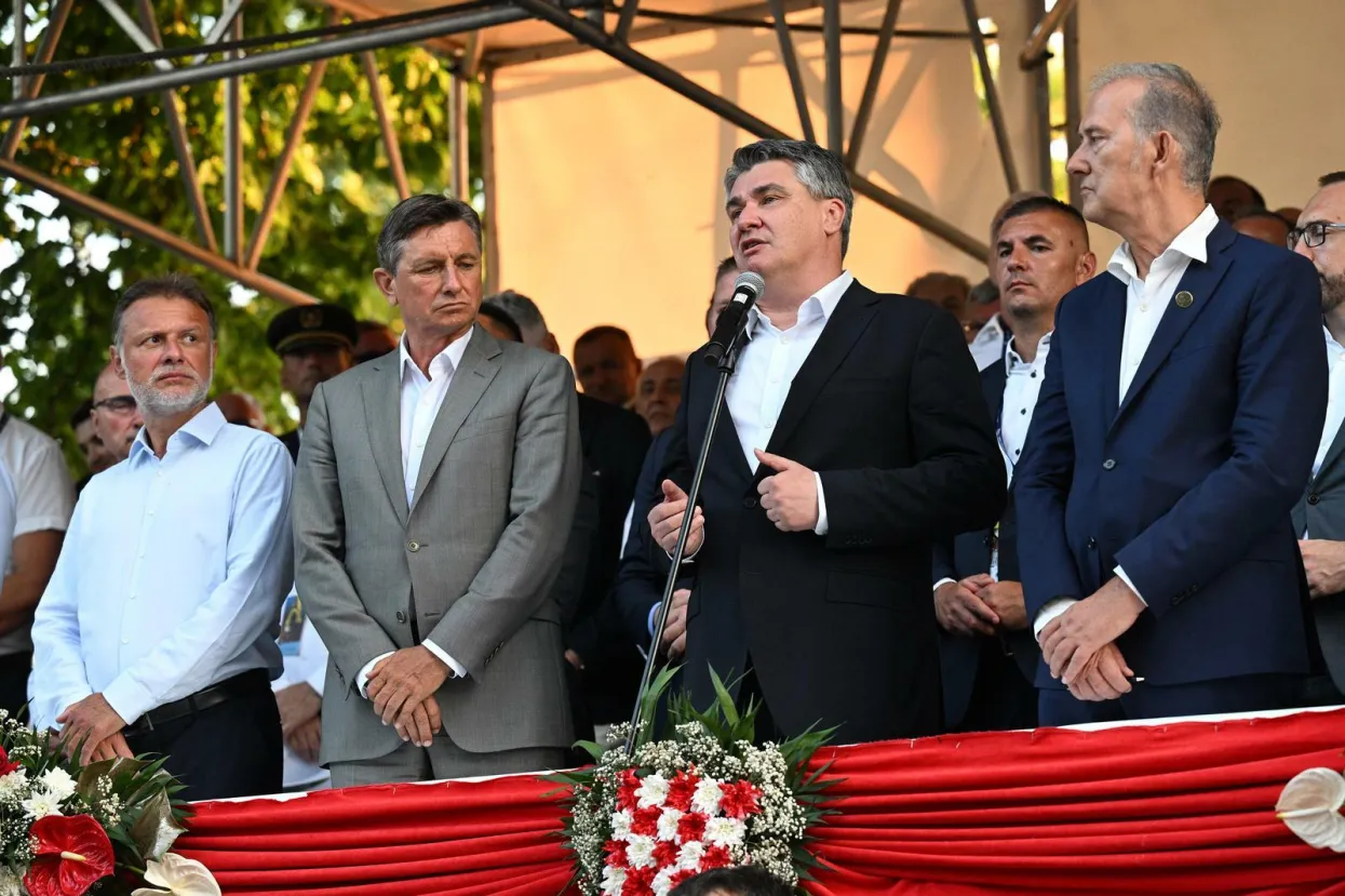 07.08.2022., Sinj - 307. Sinjska alka. Sinjska alka je hrvatska viteska igra. Odrzava se svake godine u nedjelju u prvoj trecini mjeseca kolovoza u Sinju, na godisnjicu pobjede nad turskim osvajacima 14. kolovoza 1715. Na taj dan je 700 hrvatskih vojnika iz Sinja uspjelo odbiti navalu vojske turskog seraskera Mehmed-pase Celica koja je brojala 60.000 vojnika. Predsjednik Sabora Gordan Jandrokovic, predsjednik Slovenija Borut Pahor, predsjednik RH Zoran Milanovic Photo: Davor Puklavec/PIXSELL