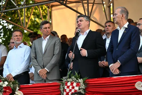 07.08.2022., Sinj - 307. Sinjska alka. Sinjska alka je hrvatska viteska igra. Odrzava se svake godine u nedjelju u prvoj trecini mjeseca kolovoza u Sinju, na godisnjicu pobjede nad turskim osvajacima 14. kolovoza 1715. Na taj dan je 700 hrvatskih vojnika iz Sinja uspjelo odbiti navalu vojske turskog seraskera Mehmed-pase Celica koja je brojala 60.000 vojnika. Predsjednik Sabora Gordan Jandrokovic, predsjednik Slovenija Borut Pahor, predsjednik RH Zoran Milanovic Photo: Davor Puklavec/PIXSELL