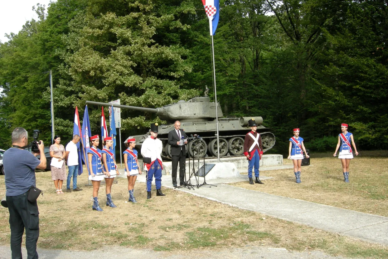 Glina, 08.08.2022. - Pokraj Gornjeg Viduševca na glinskom području svečano je obilježena 27. godišnjica predaje 21. korpusa vojske tzv. Republike Srpske Krajine, čime su i formalno završile borbene operacije VRO Oluja. Sam čin predaje, s vojnog se gledišta smatra i konačnom pobjedom Hrvatske vojske, pa je jedan od simbola završetka Domovinskog rata i oslobođenja Hrvatske.