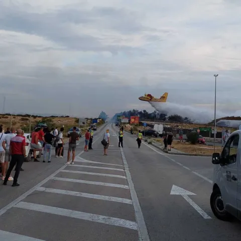 Požar pored najpopularnije hrvatske plaže: Ljudi hitno evakuirani iz klubova