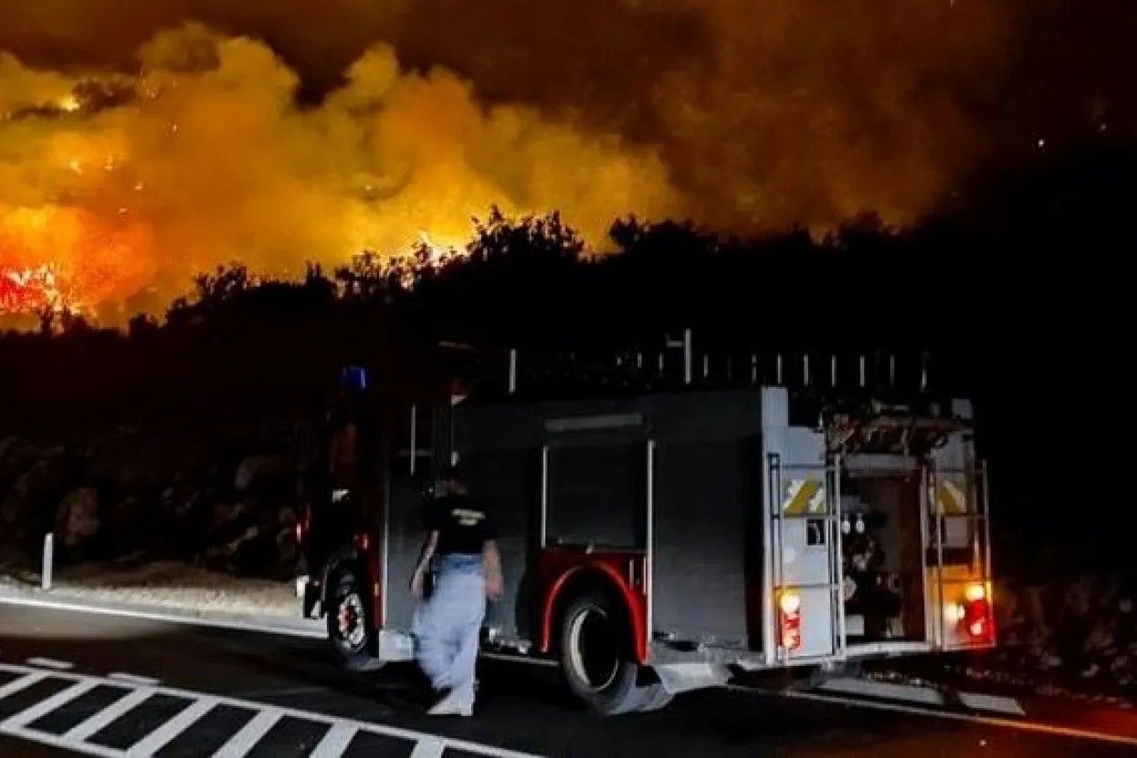 Pogledajte s kakvom su se vatrom danima borili neumski vatrogasci