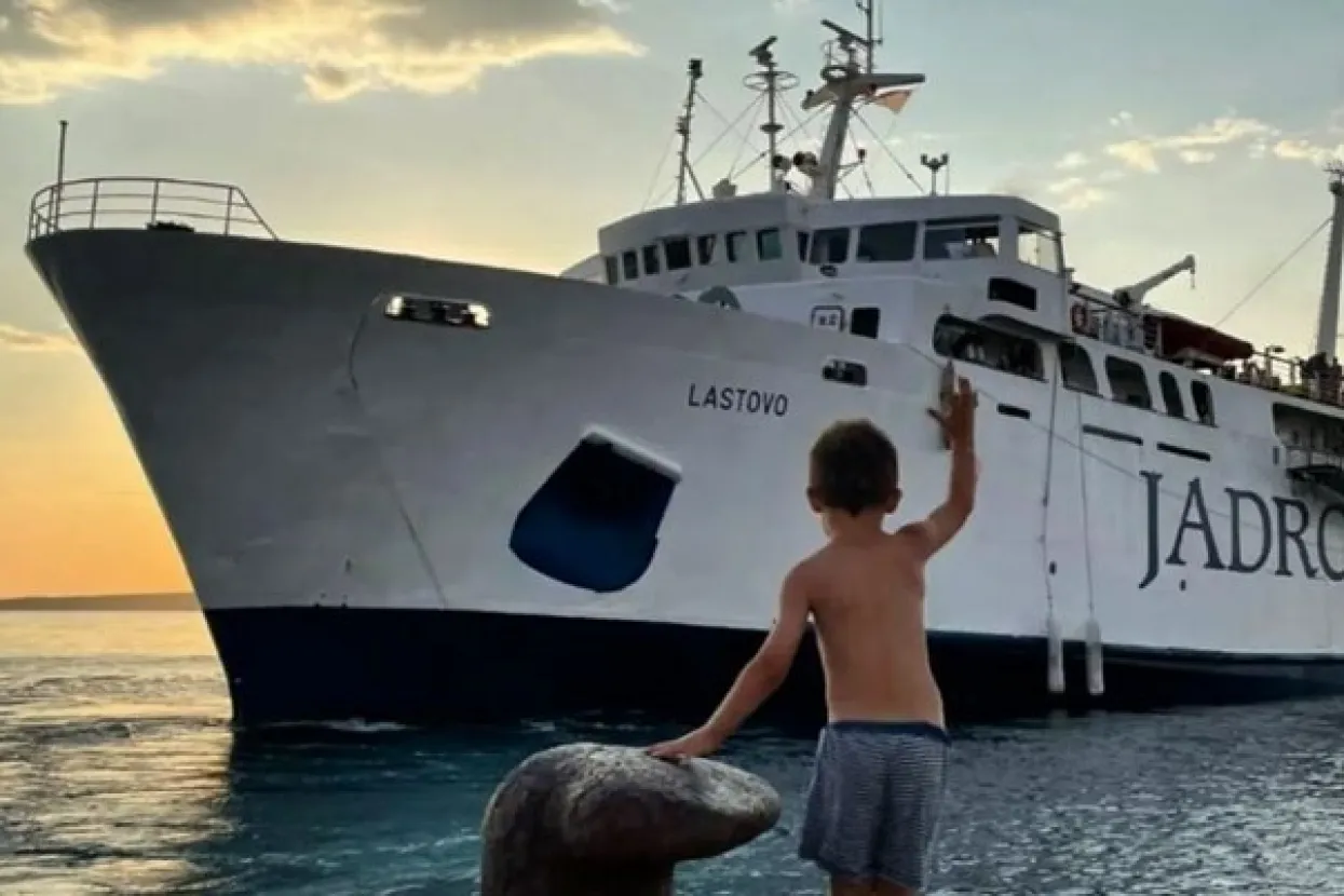 Dječaci dva mjeseca mahali trajektu na Olibu, kapetan napravio ne&scaron;to &scaron;to će pamtiti