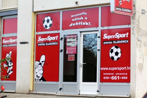 21.10.2011., Sibenik - U Ulici bana Josipa Jelacica nepoznati je pocinitelj jucer u vecernjim satima, uz ozbiljnu prijetnju zaposlenici, otudjio manji iznos novca. &quot;nPhoto: Dusko Jaramaz/PIXSELL